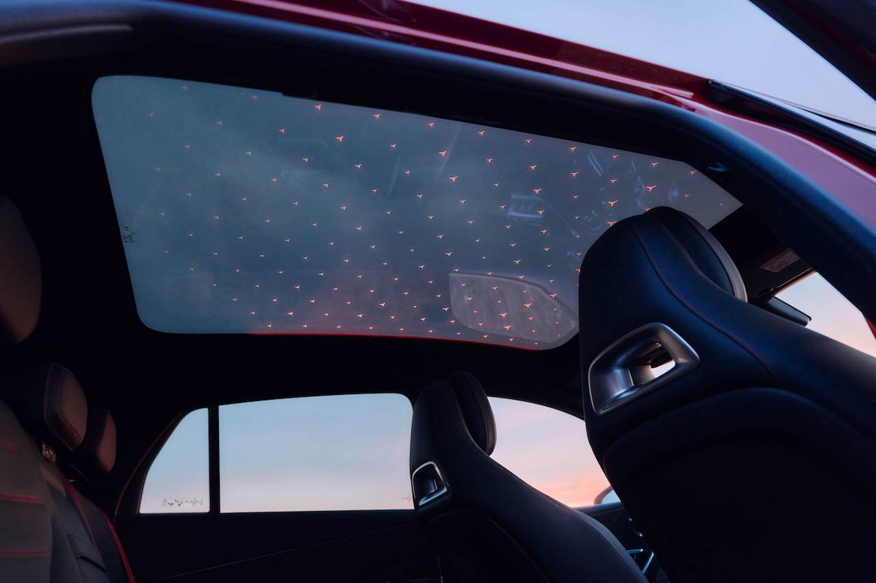 圖9_全新 GLC 400 4MATIC electric 標準配備全景式星空玻璃車頂，讓天空成為旅途風景的一部分。